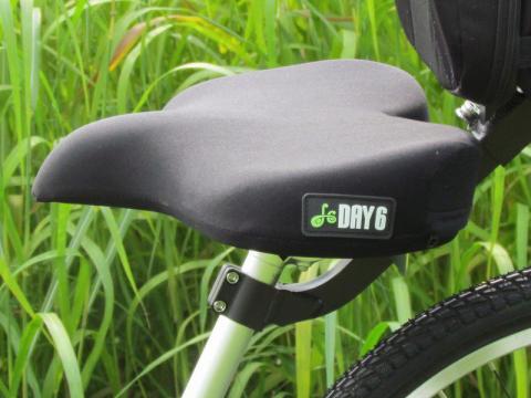 Wide bicycle seat with distributed weight fully supports rider